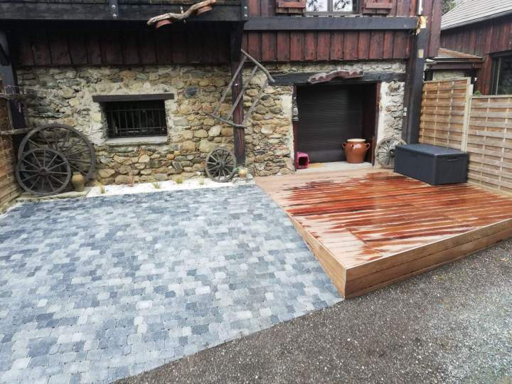 Parking en pavés et terrasse bois