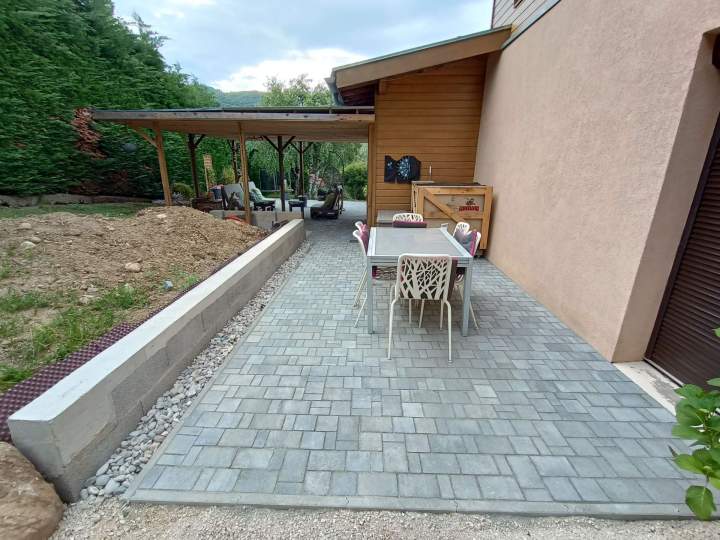 Terrasse en pavés et muret béton