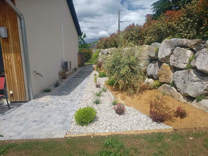 Allée en pavés et création végétale