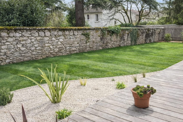 Jardin paysager avec mur en pierre